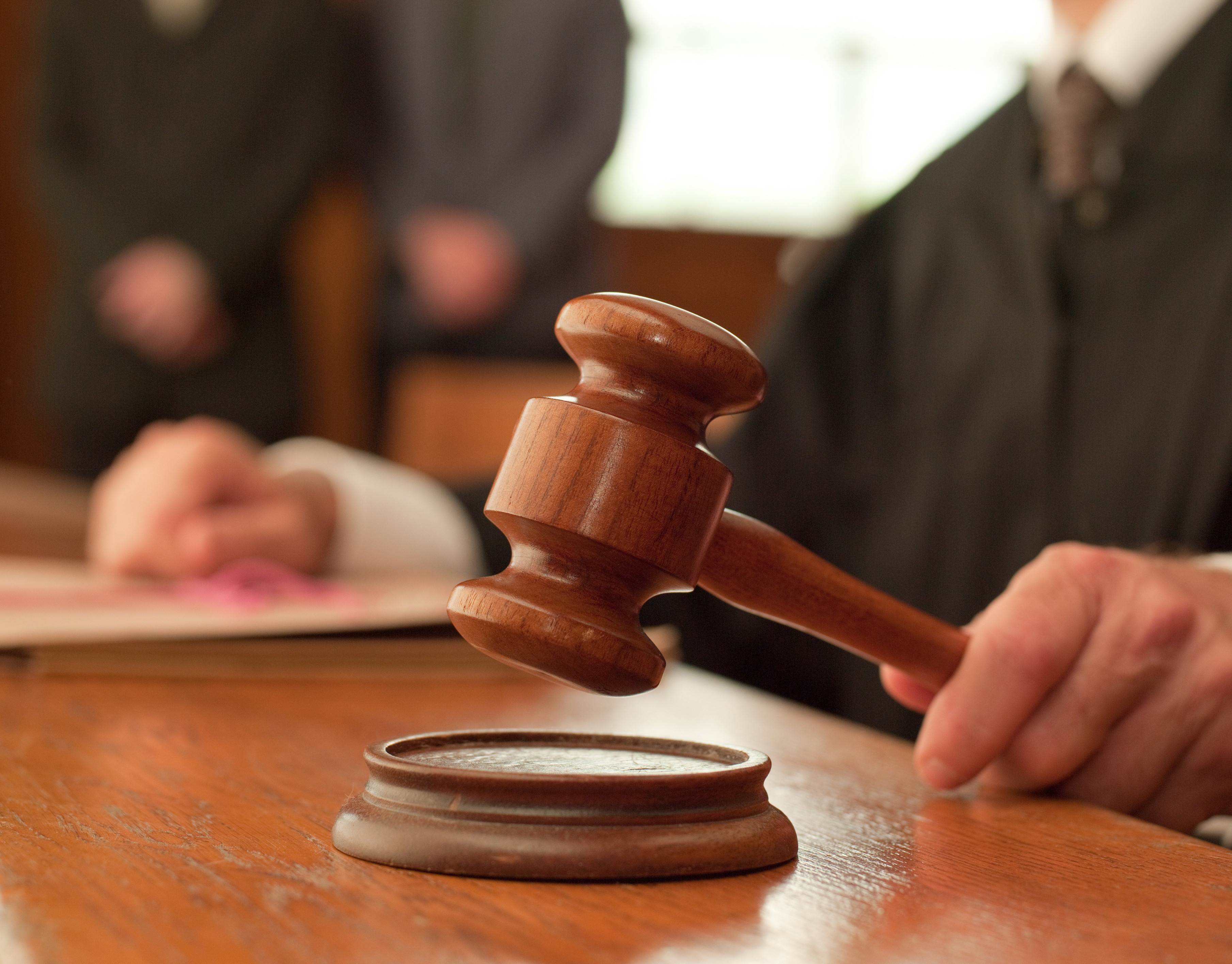 Femeie despagubita cu 180.000 de euro dupa ce a fost ranita intr-un hipermarket din Baneasa. Ce amenda a primit compania