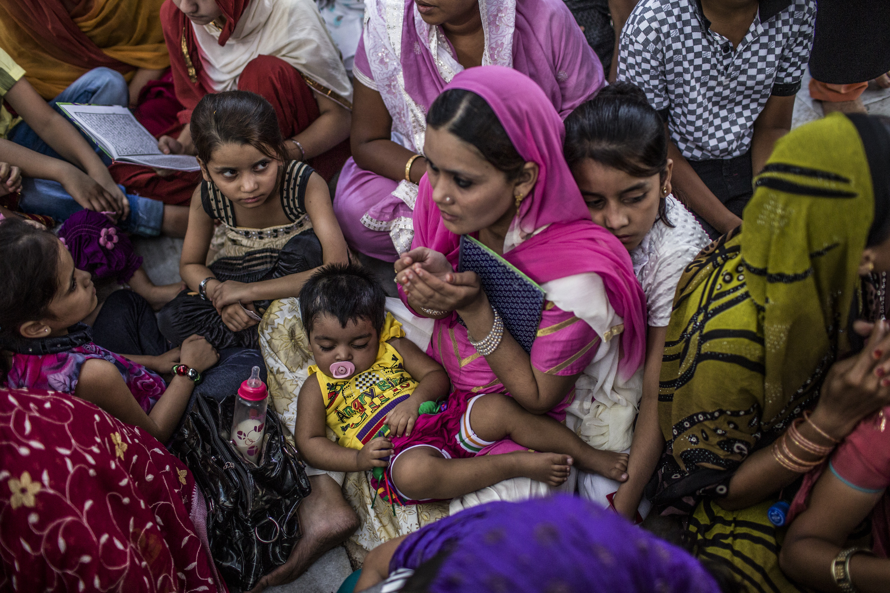 Imaginea impresionanta inscrisa la concursul de fotografie National Geographic. De ce dorm indienii pe acoperis