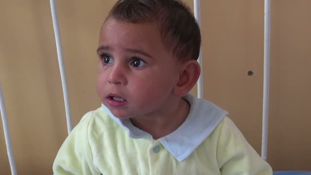 "Va rog sa aveti grija de ei, Dumnezeu sa va ajute". Si-a abandonat cei doi copii in curtea spitalului, cu acest mesaj la gat