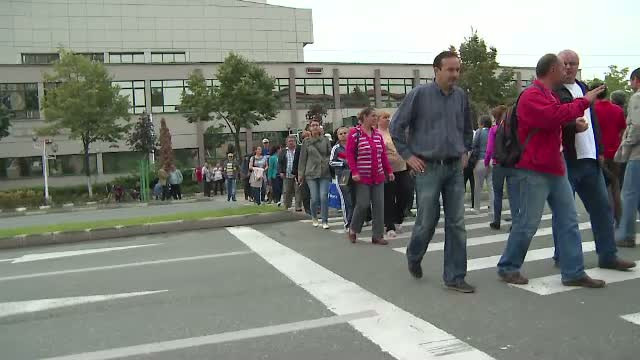 Protestul care a blocat circulatia pe DN67. Ce au facut angajatii de la Regia Autonoma de Activitati Nucleare