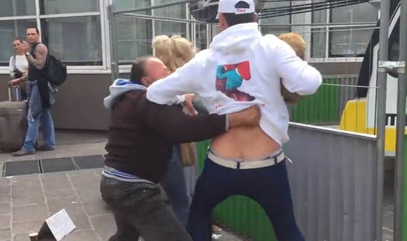 Imagini tulburatoare in Paris. Doi activisti i-au smuls din maini cainele unui om fara adapost, care l-ar fi drogat. VIDEO