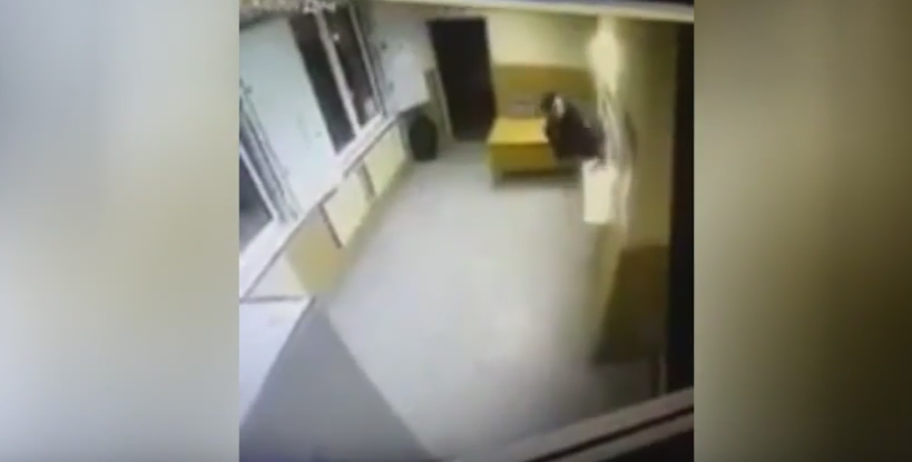 Evadare in stil rusesc. Cum a fugit un hot dintr-o sectie de politie, chiar de sub nasul a doua politiste. VIDEO