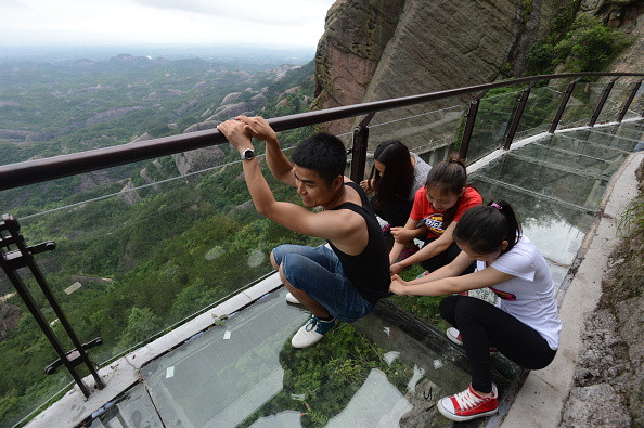 Primul pod suspendat, din sticla, din China a fost inaugurat. Structura se clatina usor la deplasarea turistilor. FOTO