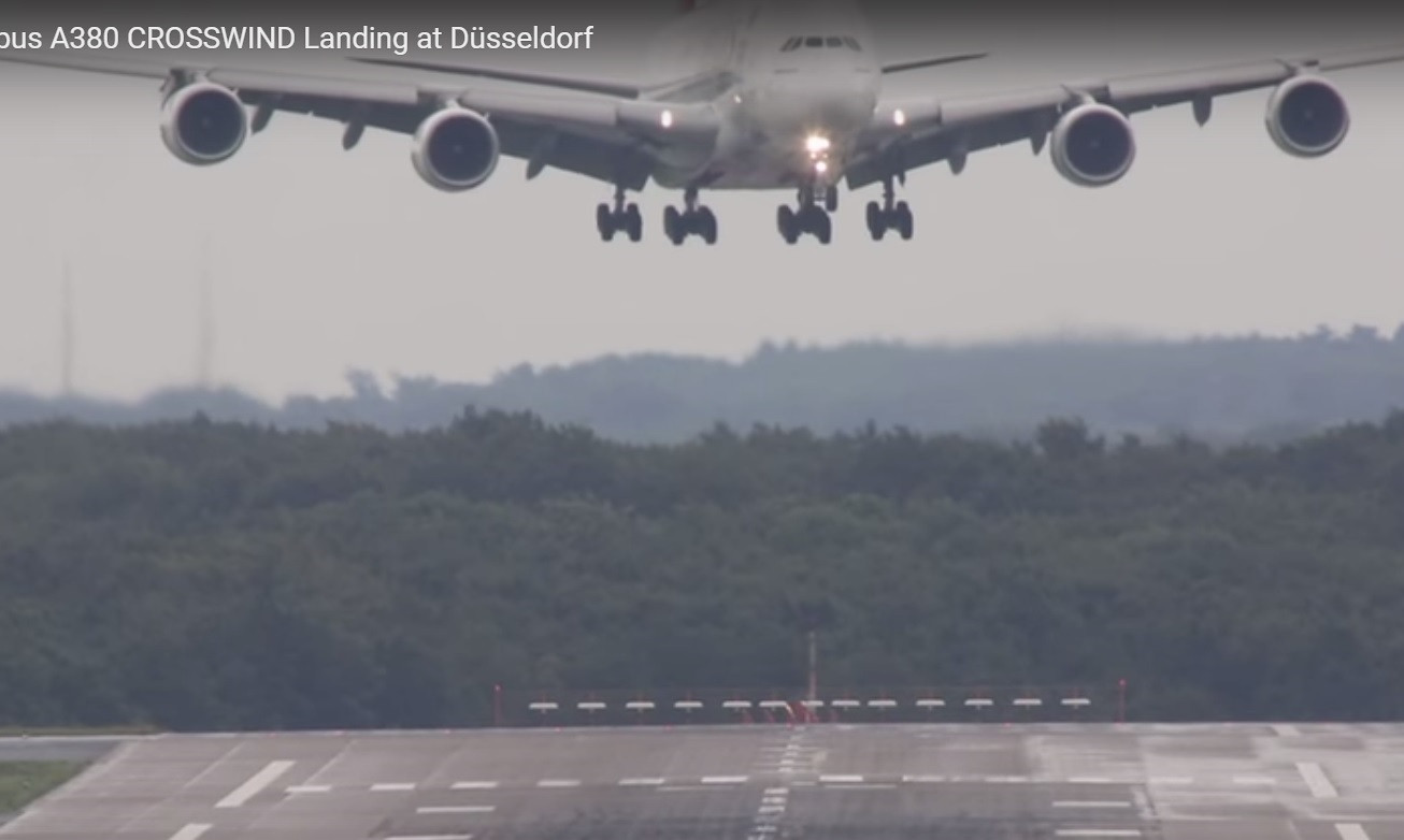 Aterizarea in conditii de vant puternic a unui A380, surprinsa pe aeroportul din Dusseldorf. VIDEO