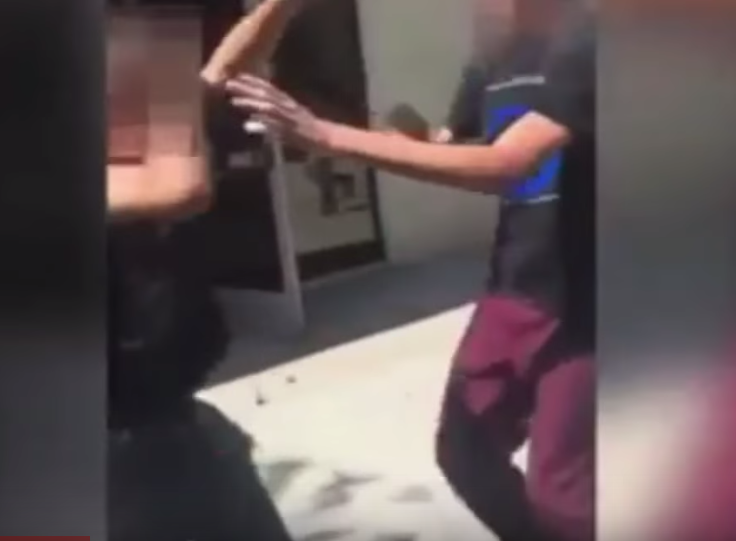 Momentul in care un adolescent care bate un copil orb este oprit de catre un alt coleg. Clipul a devenit viral