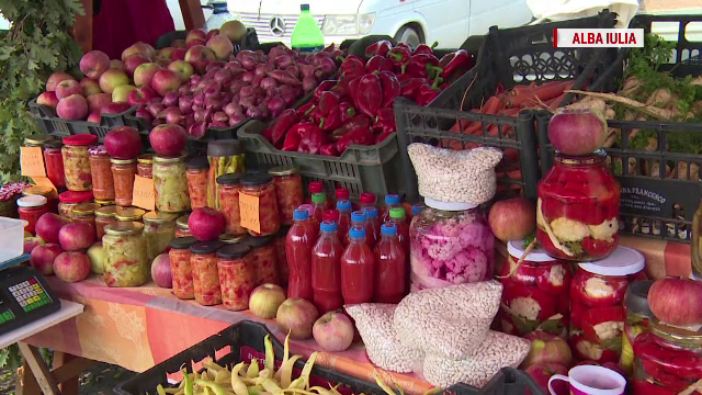 Producatorii de mezeluri si dulceturi bio si-au adunat marfa la targul de la Alba Iulia. Cat costa un borcan de zacusca
