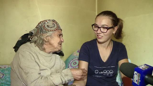 Un grup de adolescenti din Iasi ajuta batranii abandonati de toata lumea. Ce fac in orele libere de la scoala