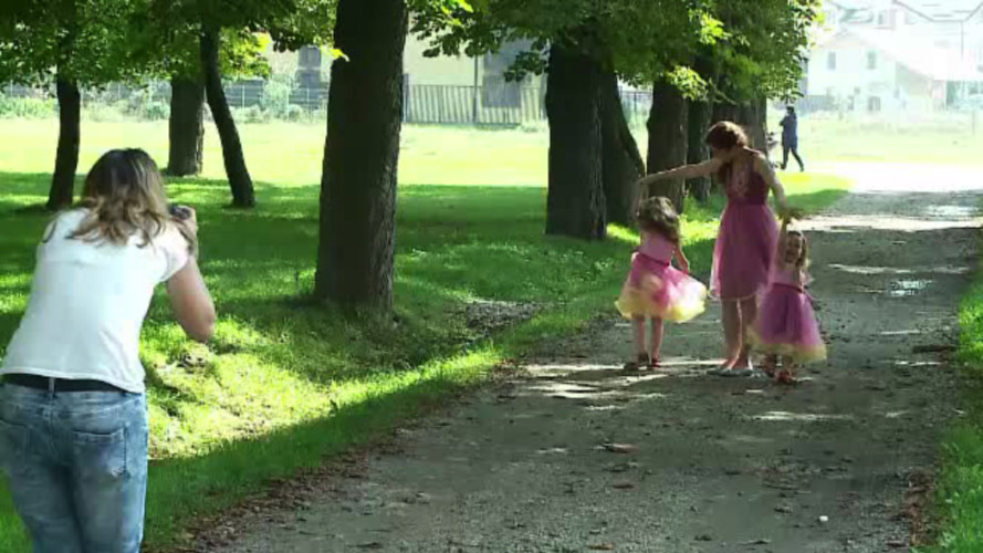 Pozele de familie care au cucerit America ajung acum si in Romania. Ipostaza in care se fotografiaza parintii si copiii