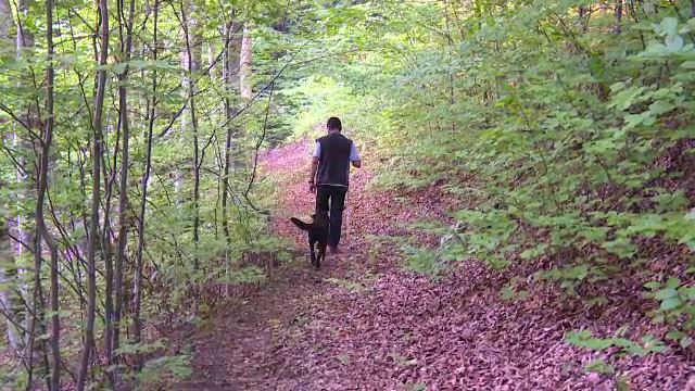 A dat slujba de la oras pe viata izolata de la munte. Cum traieste un roman in vechea scoala dintr-un sat cu 3 locuitori