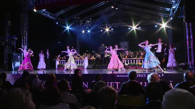 Peste 10.000 de oameni s-au bucurat de un spectacol grandios de balet, la Iasi. Evenimentul s-a incheiat cu artificii