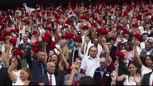 400 de cupluri din Brazilia si-au unit destinele intr-o ceremonie colectiva, pe un stadion de fotbal. Care este motivul