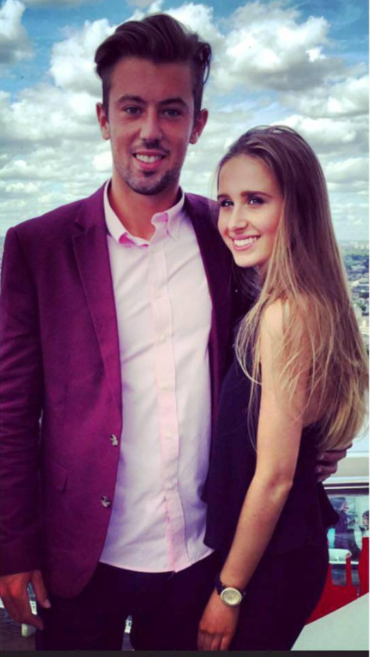 Si-a cerut iubita moarta in casatorie si i-a fotografiat inelul pe mana. Ce a facut apoi un tanar depaseste orice imaginatie