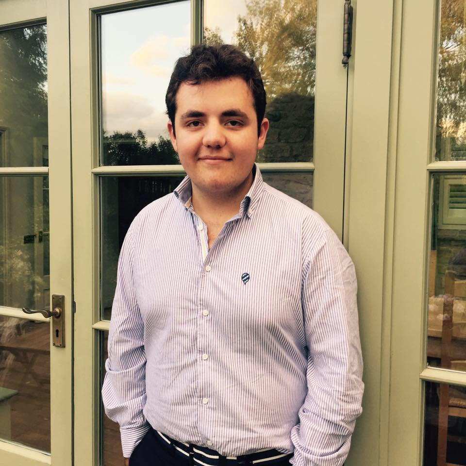 Toata lumea radea de el la scoala, asa ca a vrut sa se sinucida. Dupa cativa ani, ce a facut l-a transformat intr-un milionar