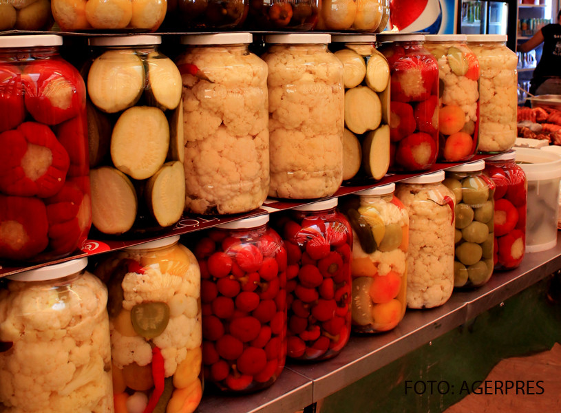 Un bărbat din Suceava trimitea droguri pe fundul putinilor cu murături şi brânză