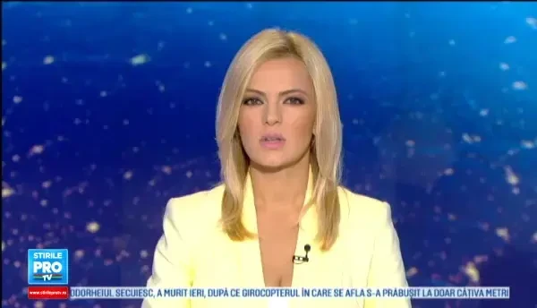 3000 de piese de domino s-au intins pe 1,2 kilometri, in centrul Clujului. Sute de oameni au alergat dupa piesele in cadere