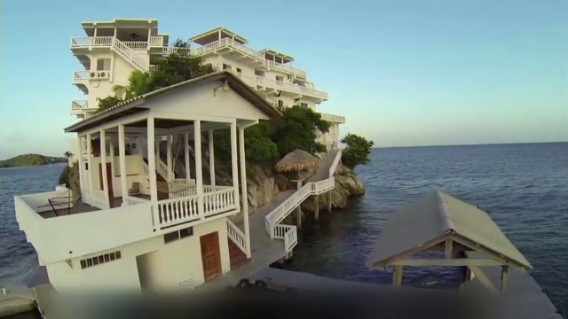 Hotelul luxos de 1.7 milioane de dolari ridicat in mijlocul Marii Caraibilor. Ce se ascunde sub constructia impresionanta