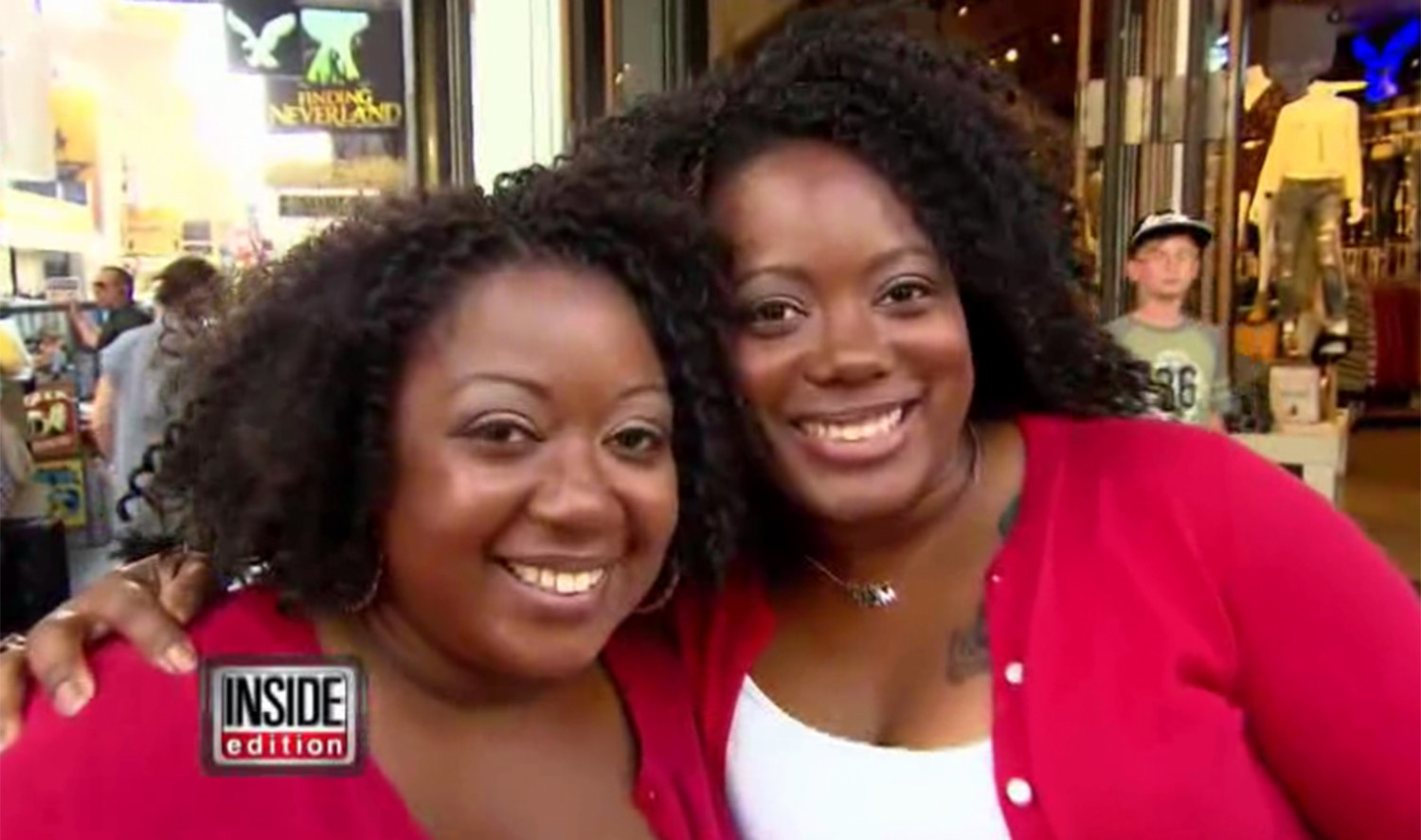 Arata aproape identic, dar nu sunt rude. Cum au ajuns aceste femei sa fie cele mai bune prietene