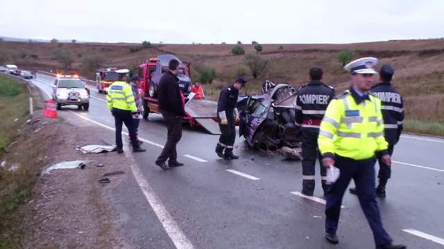 Doi tineri au murit, iar un autobuz plin cu pasageri s-a rasturnat din cauza unei pete de motorina. Ce spun politistii