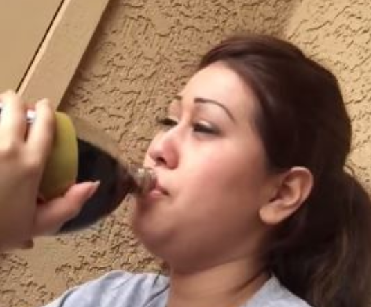 Reactia surprinzatoare a unei tinere care bea pentru prima data Pepsi. Imaginile au devenit virale. VIDEO