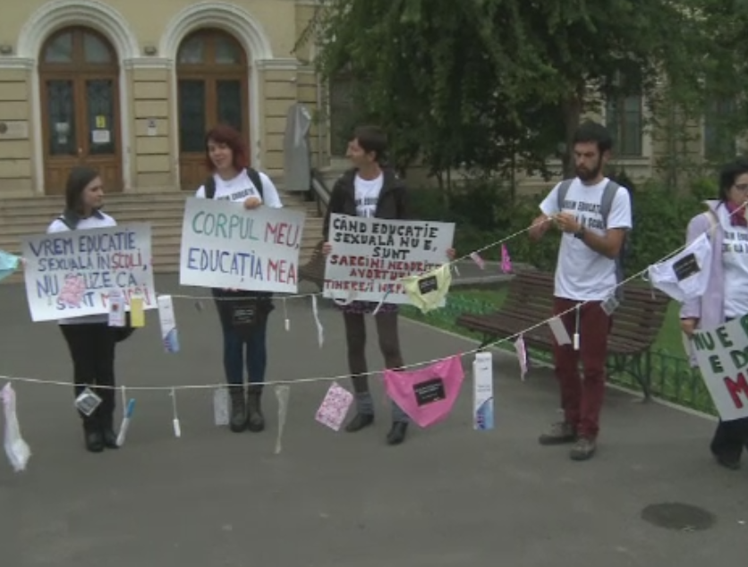 Mars in Bucuresti pentru introducerea educatiei sexuale in scoli. Voluntarii s-au ales cu o amenda pentru o "sfoara intima"