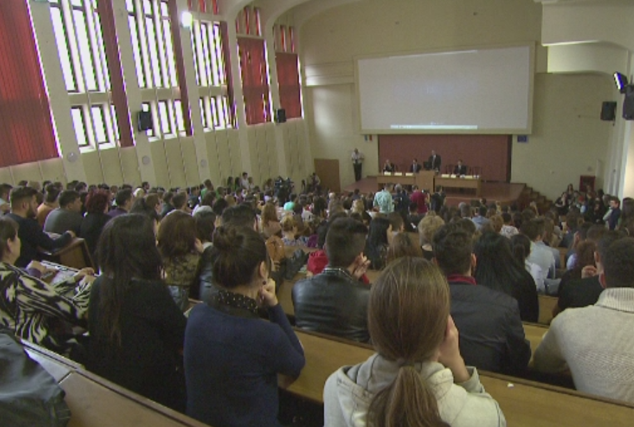 Un nou an universitar, aceleasi probleme. Suma ridicola la care au ramas bursele sociale: "Nu se poate trai din banii astia"