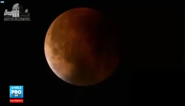 CLIPUL ZILEI: Cum s-a vazut eclipsa de Luna si Super Luna. VIDEO cu un eveniment astronomic foarte rar