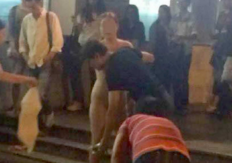 S-au certat in plina strada, iar ea a inceput sa se dezbrace. Motivul absurd de la care ar fi pornit scandalul intre cei doi