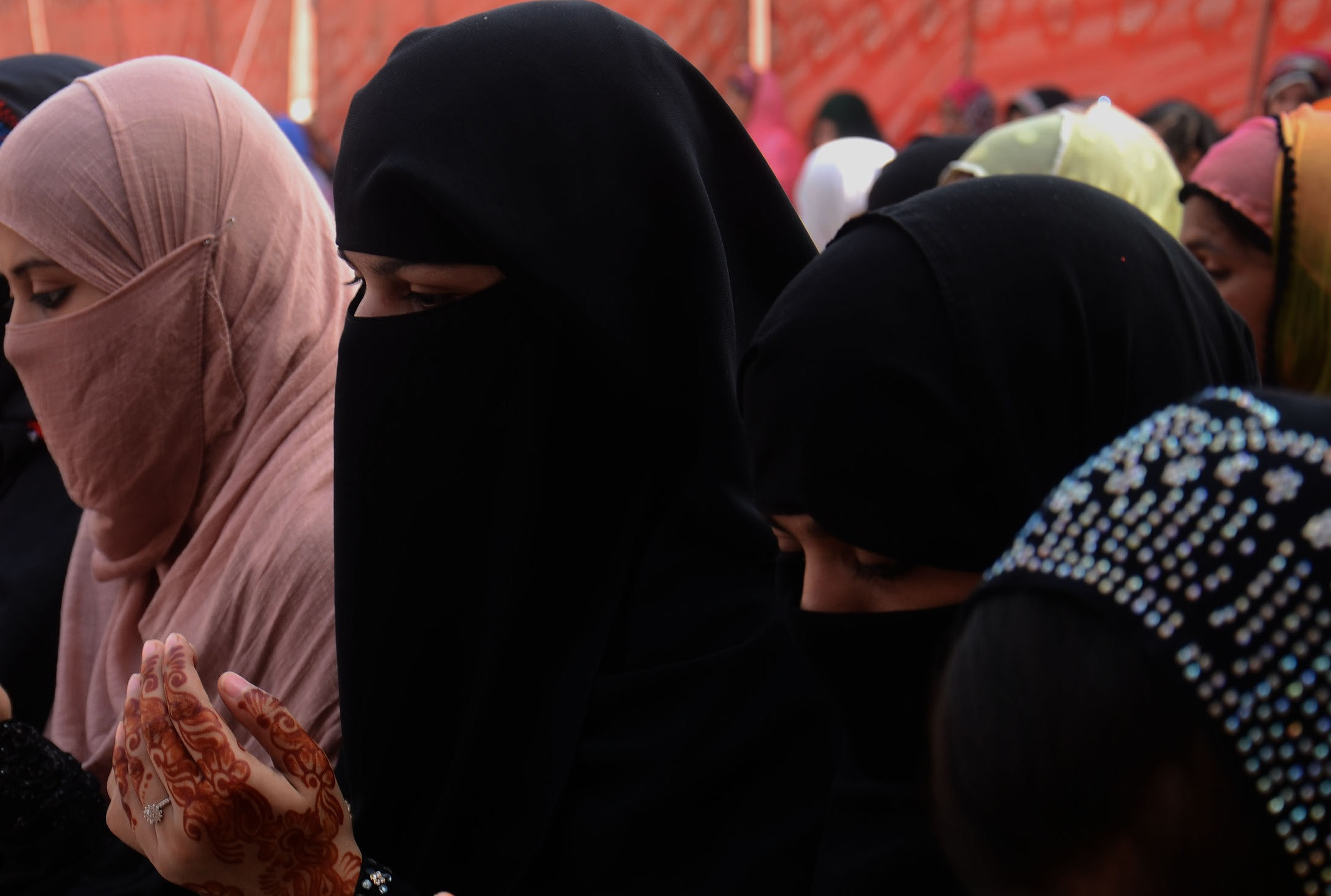 O tanara proaspat casatorita din Pakistan, fortata de socri sa bea acid. Motivul este revoltator