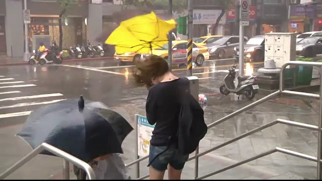 Haos provocat de taifunul Dujuan, in Taiwan. 2 morti, 325 de raniti si o jumatate de milion de persoane ramase fara curent