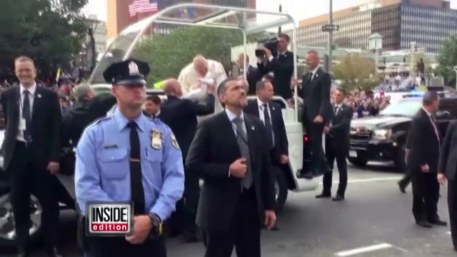 Papa Francisc a binecuvantat un bebelus imbracat ca el, in SUA. "Aveti un simt al umorului nemaipomenit"