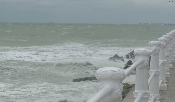 Vant puternic si furtuna la Marea Neagra. Manevrele navelor au fost suspendate temporar