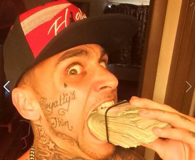 Doi tineri americani au fost arestati pentru jefuirea unei banci dupa ce au postat pe Facebook fotografii "selfie" cu banii