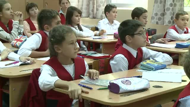 Scolile care urmeaza exemplul american si introduc uniforme obligatorii. De ce le inregistreaza apoi si la politie