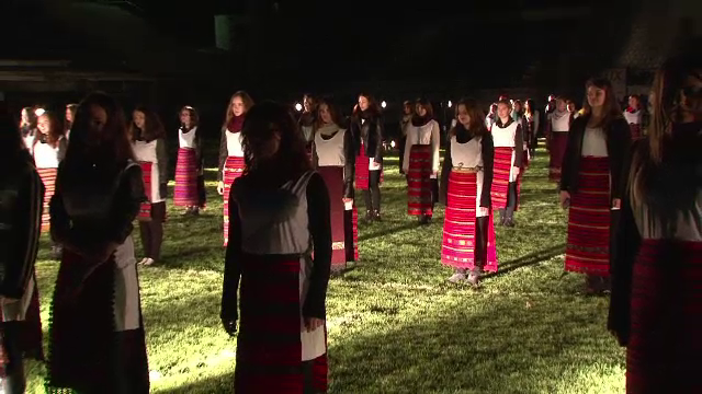 Peste 1.200 de tinere au defilat in costume populare, la Bistrita. Cum arata zadiile vechi chiar si de 200 de ani