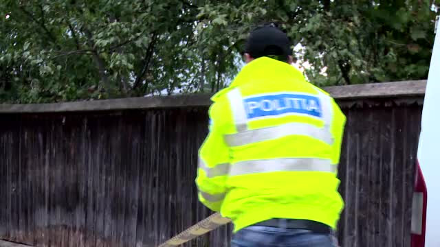 Casa in care locuiau gemenele de 15 ani, torturate de tatal lor in Suceava, a luat foc. Barbatul, principalul suspect