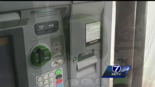 Cinci adolescenti romani, arestati in SUA. Baietii sunt acuzati ca au vrut sa scoata bani din bancomate cu carduri clonate