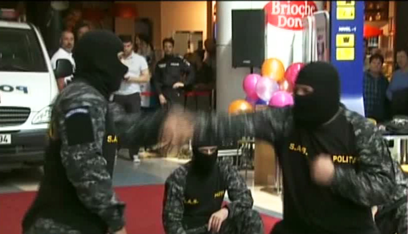 Sabii si dezamorsare de bombe, intr-un mall din Capitala. Motivul pentru care luptatorii SAS s-au "batut" sub ochii copiilor