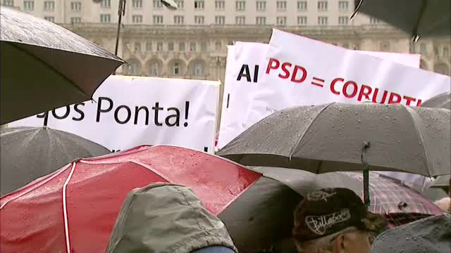 Catalin Predoiu, intrebat de ce i-a tinut altcineva umbrela, la miting: "Nu e nicio problema intre mine si ploaie"