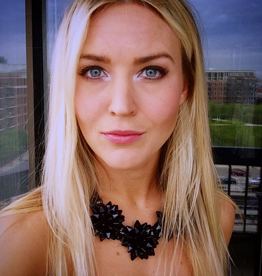 Ziua este dentist, noaptea devine legenda. Ce meserie are aceasta femeie seara