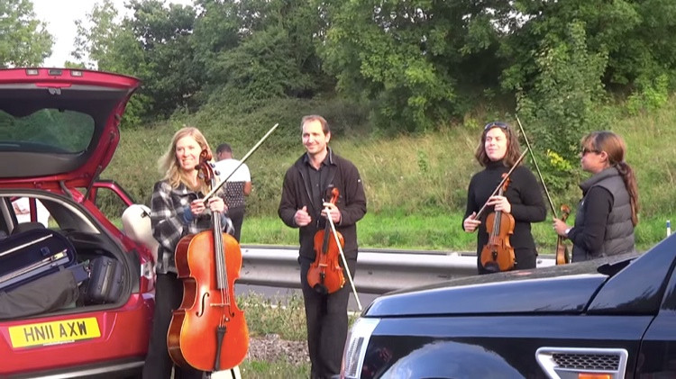 Un ambuteiaj s-a transformat intr-o experienta inedita pentru soferi. Ce au vazut cand au coborat din masini. VIDEO