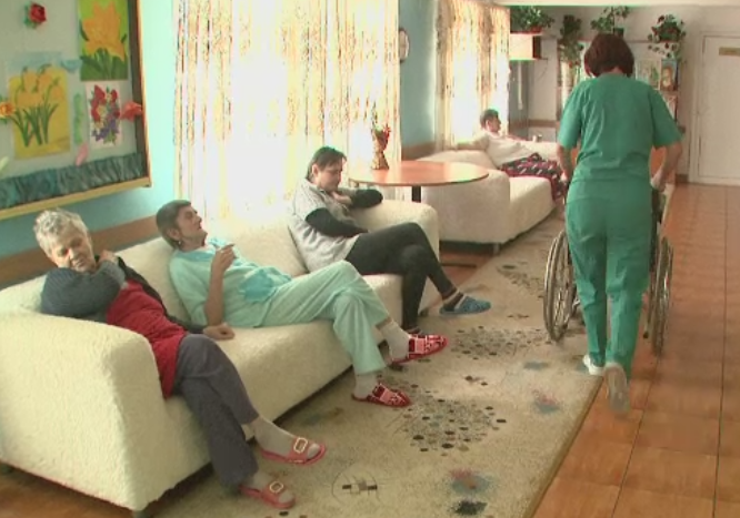 Romania imbatraneste, fara sa stie ce o asteapta. Intr-un azil mai prinzi loc doar daca astepti sa moara cineva