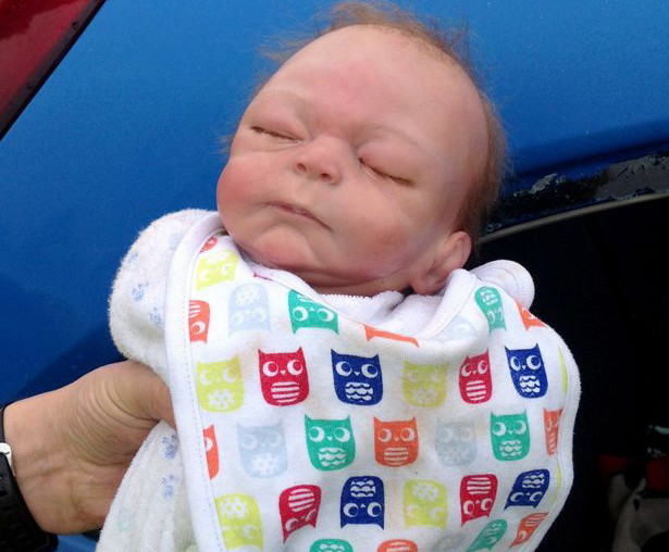 Politistii au spart geamul unei masini pentru a salva un bebelus uitat pe bancheta. Ce au descoperit de fapt