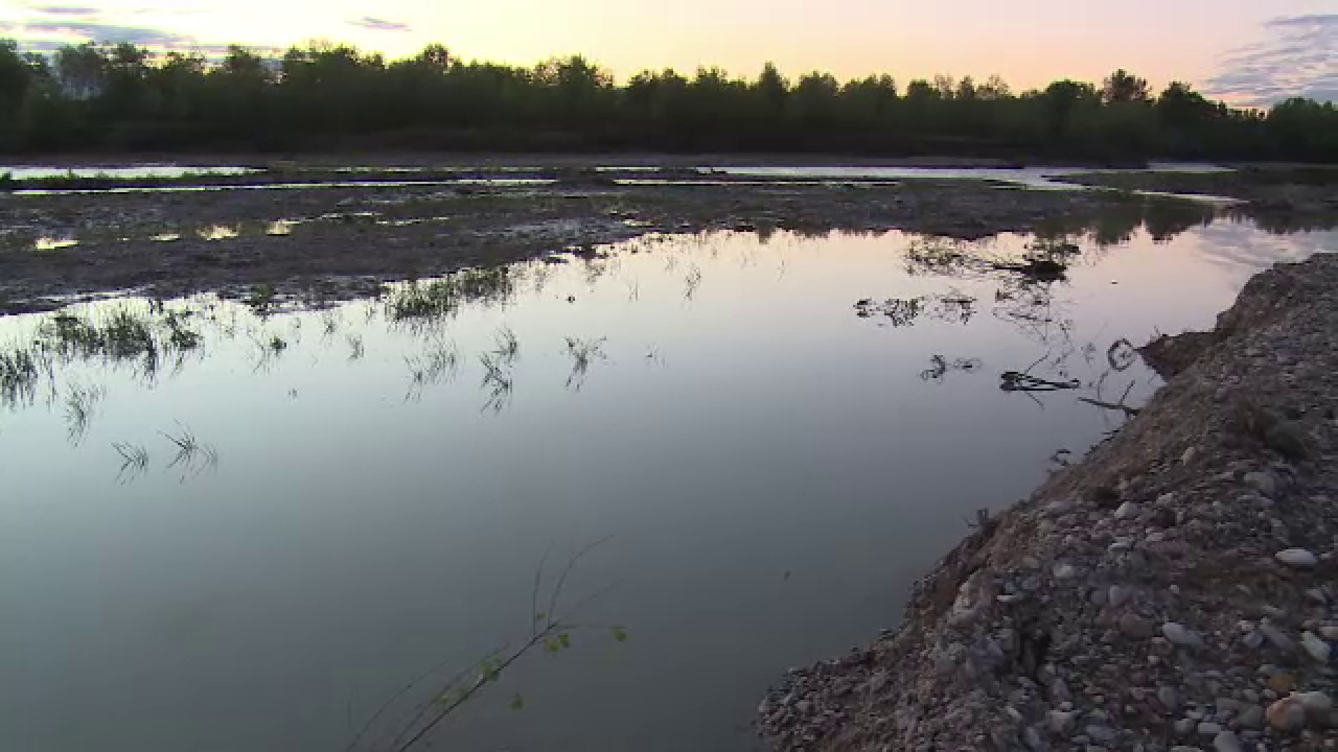 Descoperire macabra in raul Ialomita. Trupul unui barbat, gasit de doi tineri care treceau prin zona