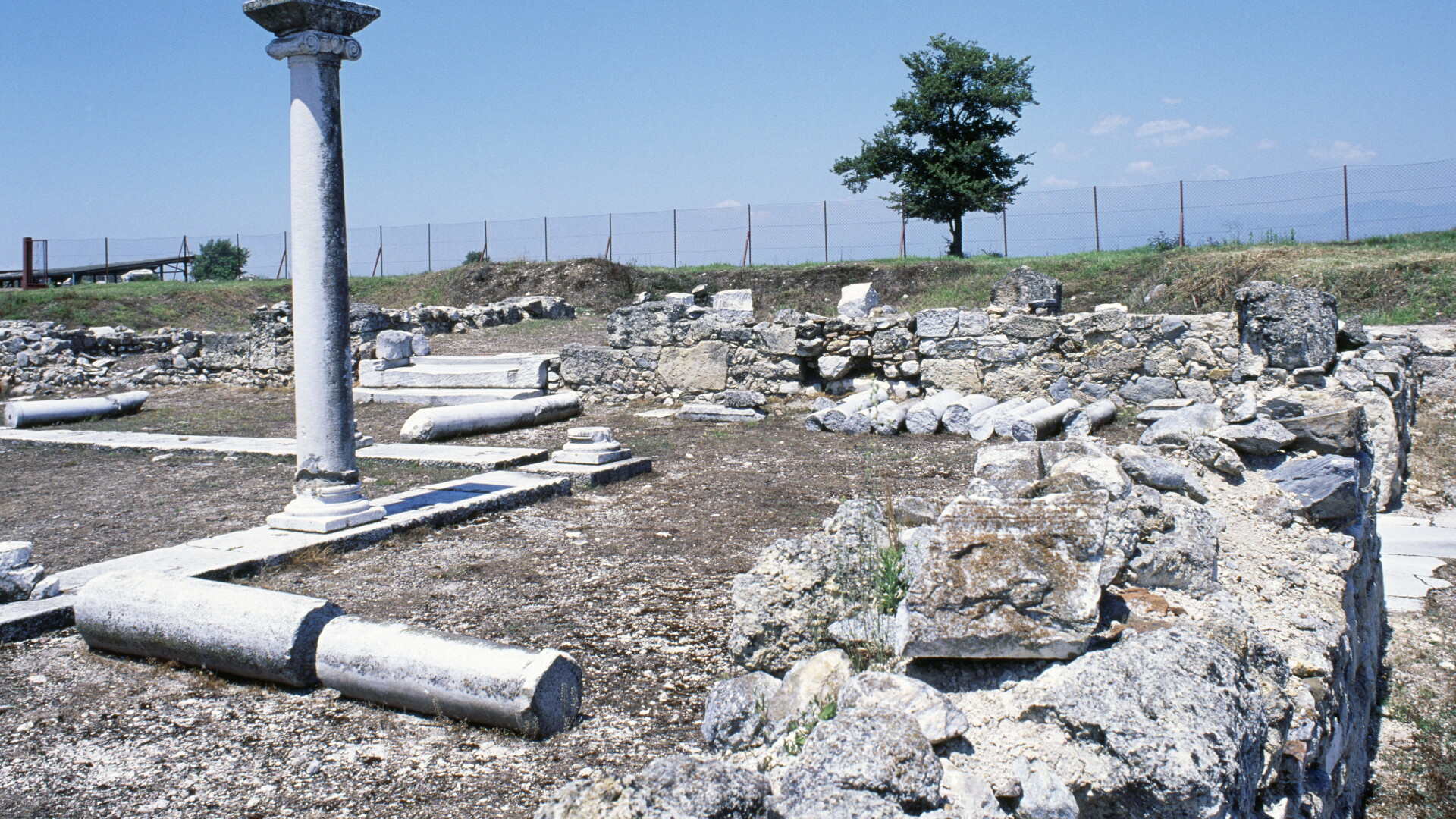 "Nu stim daca este ingropat in interiorul lui". Ce au aflat arheologii despre un mormant antic, descoperit in nordul Greciei