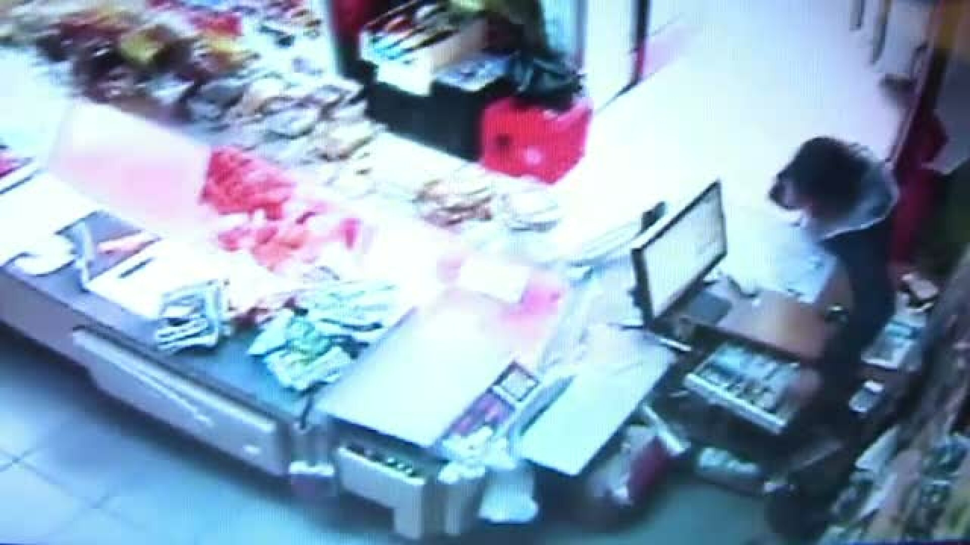 Au furat 2200 de lei din magazin, de fata cu vanzatoarea. Cum au reusit trei tineri din Sibiu sa o pacaleasca pe femeie