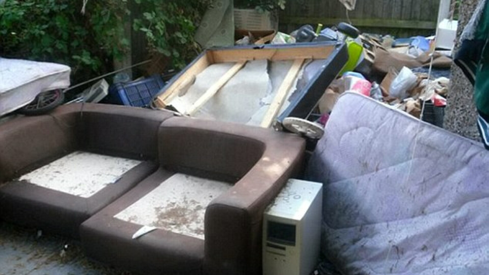 Conditiile teribile in care au fost gasiti 50 de romani, intr-o casa dezafectata din Marea Britanie. Cine ii dusese acolo