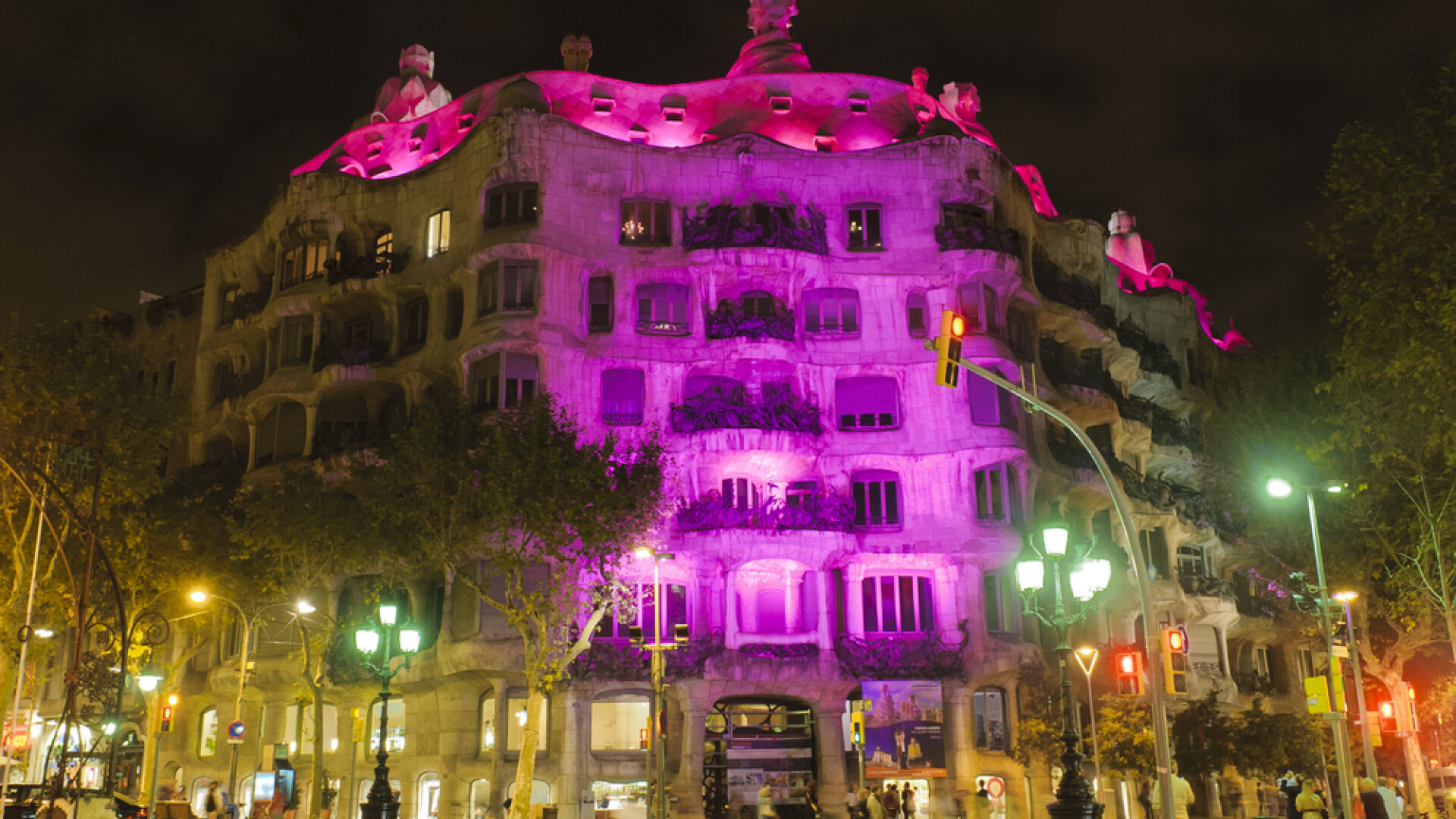 Sute de cladiri, iluminate in culoarea sperantei. Mesaj pentru femeile care isi pot salva viata cu o investigatie