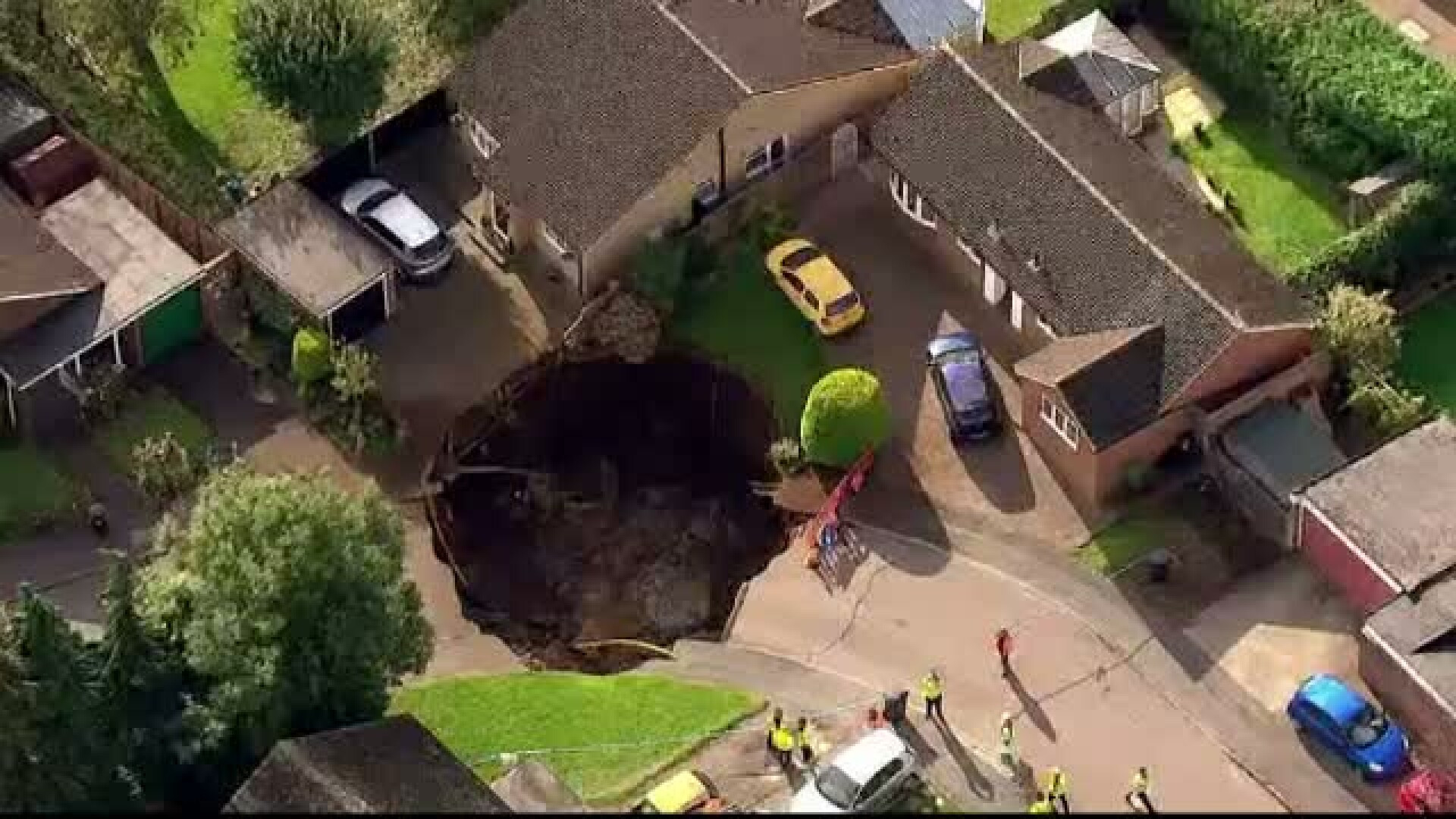 Crater imens, in mijlocul unui oras din Anglia. 50 de case au fost izolate din cauza gropii de 10 metri