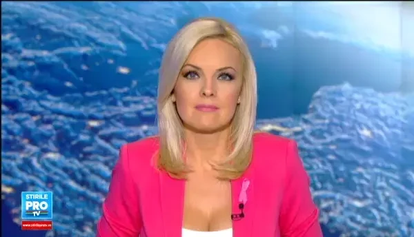 Sute de cladiri sunt iluminate joi in culoarea sperantei. Mesaj pentru femeile care isi pot salva viata cu o investigatie