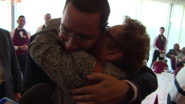 Cum a fost intampinat Victor Ponta la Ziua Pensionarilor de la Targu Jiu. Peste 1.500 de oameni au participat la festivitate